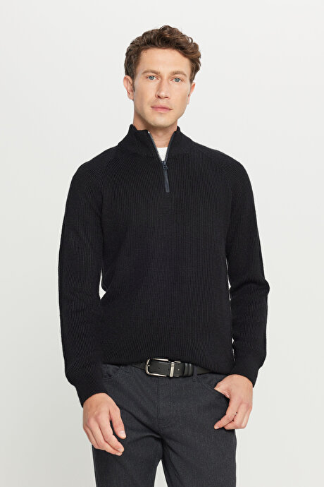 Standart Fit Normal Kesim Bato Yaka Triko Siyah Kazak resmi