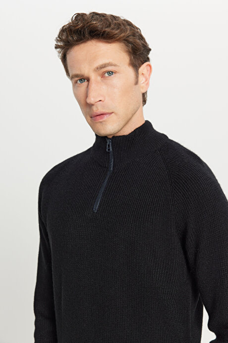 Standart Fit Normal Kesim Bato Yaka Triko Siyah Kazak resmi