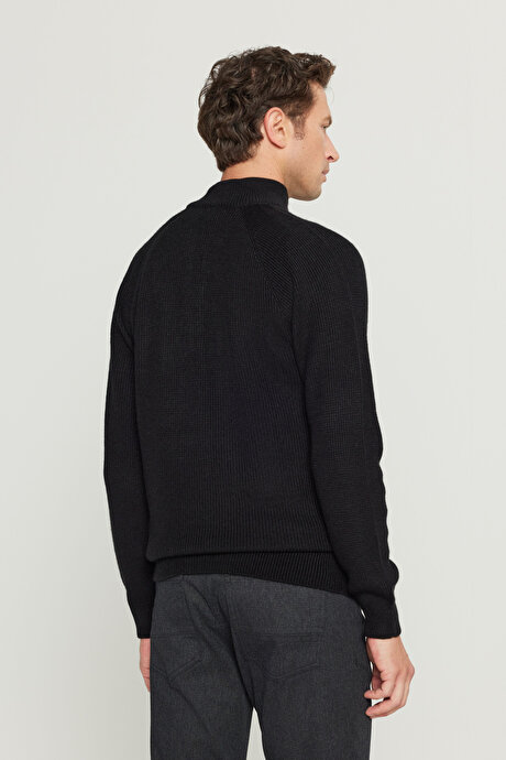 Standart Fit Normal Kesim Bato Yaka Triko Siyah Kazak resmi