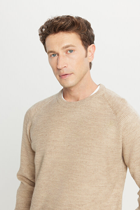 Standart Fit Normal Kesim Bisiklet Yaka Jakarlı Triko Bej Kazak resmi