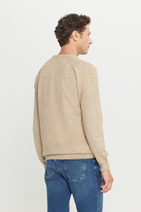 Standart Fit Normal Kesim Bisiklet Yaka Jakarlı Triko Bej Kazak resmi