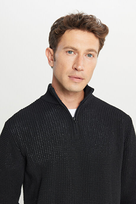 Pamuklu Standart Fit Normal Kesim Bato Yaka Jakarlı Triko Siyah Kazak resmi