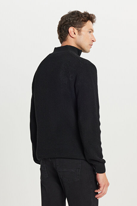 Pamuklu Standart Fit Normal Kesim Bato Yaka Jakarlı Triko Siyah Kazak resmi