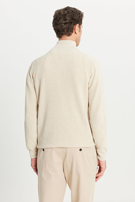 Pamuklu Standart Fit Normal Kesim Bato Yaka Jakarlı Triko Açık Bej Kazak resmi