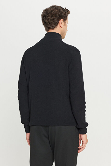 Pamuklu Standart Fit Normal Kesim Bato Yaka Jakarlı Triko Siyah Kazak resmi