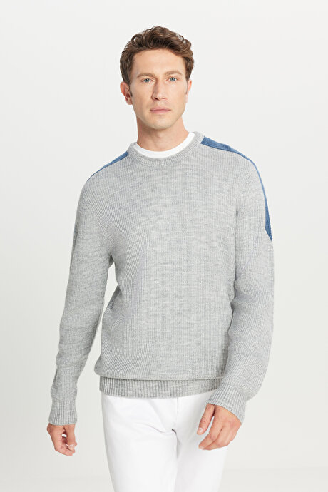 Standart Fit Normal Kesim Bisiklet Yaka Jakarlı Triko Gri Melanj Kazak resmi