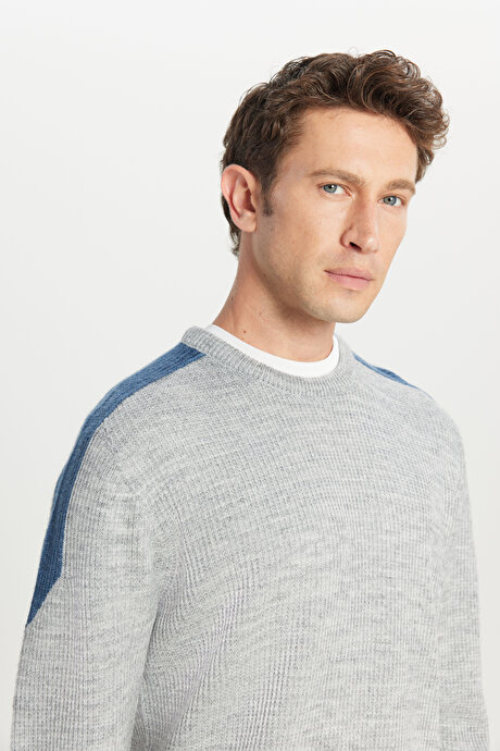 Standart Fit Normal Kesim Bisiklet Yaka Jakarlı Triko Gri Melanj Kazak resmi