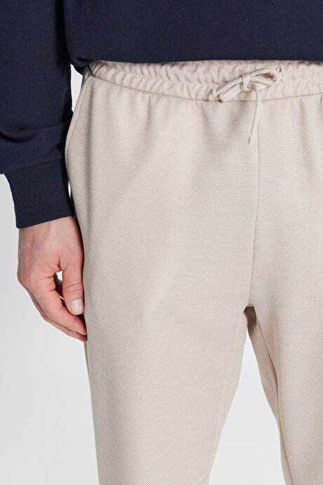 Pamuklu Standart Fit Normal Kesim Beli Bağlamalı Yan Cepli Jakarlı Bej Eşofman Altı resmi