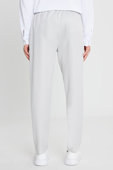 Pamuklu Standart Fit Normal Kesim Beli Bağlamalı Yan Cepli Jakarlı Gri Eşofman Altı resmi