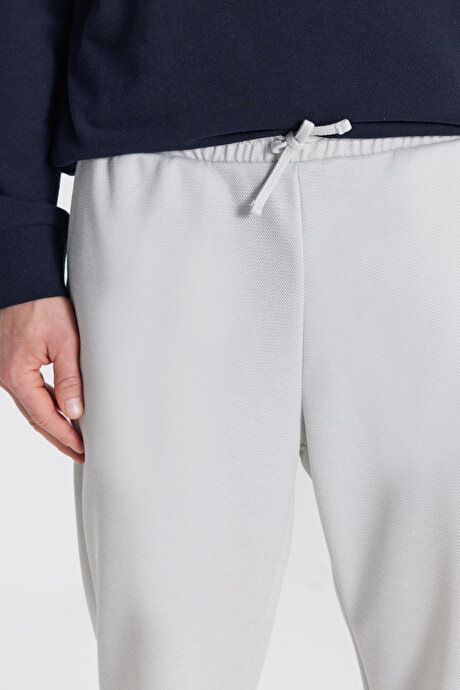 Pamuklu Standart Fit Normal Kesim Beli Bağlamalı Yan Cepli Jakarlı Gri Eşofman Altı resmi