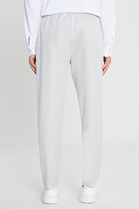 Pamuklu Standart Fit Normal Kesim Beli Bağlamalı Yan Cepli Jakarlı Gri Eşofman Altı resmi