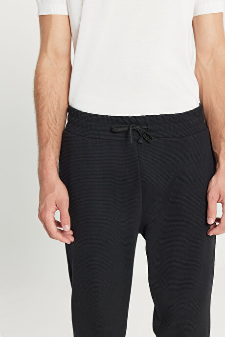 Pamuklu Standart Fit Beli Bağlamalı Desenli Yan Cepli Siyah Eşofman Altı resmi