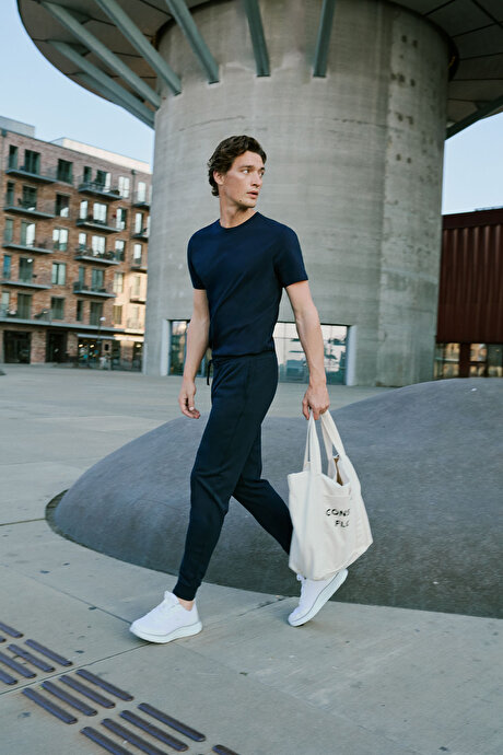 Pamuklu Slim Fit Dar Kesim Bisiklet Yaka Lacivert Tişört resmi