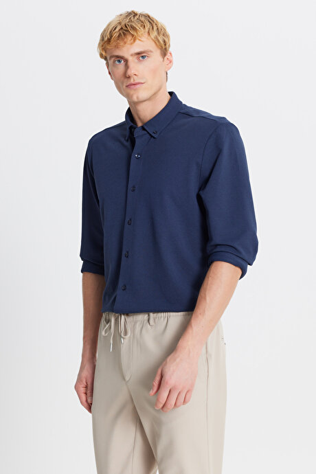 Pamuklu Tailored Slim Fit Dar Kesim Düğmeli Yaka Örme Lacivert Gömlek resmi