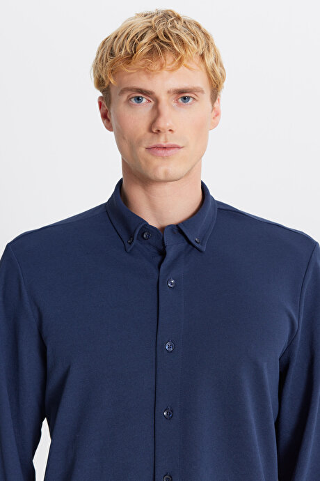 Pamuklu Tailored Slim Fit Dar Kesim Düğmeli Yaka Örme Lacivert Gömlek resmi