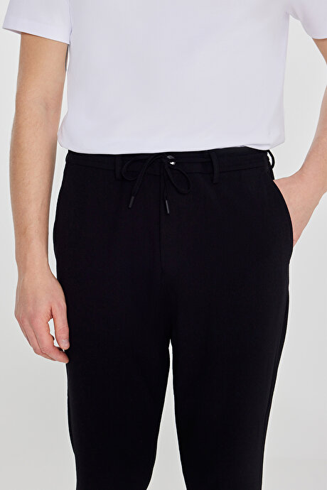 Slim Fit Dar Kesim Beli Bağlamalı Yan Cepli Gofre Desenli Esnek Siyah Pantolon resmi