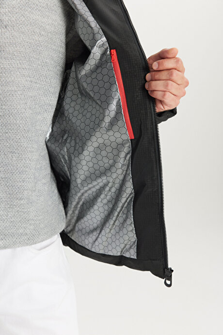 Standart Fit Normal Kesim Kapüşonlu Dik Yaka Yan Cepli Desenli Casual Siyah Mont resmi
