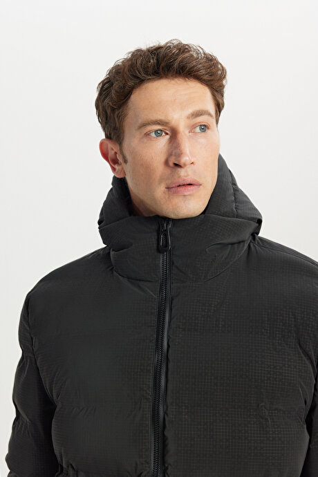 Standart Fit Normal Kesim Kapüşonlu Dik Yaka Yan Cepli Desenli Casual Siyah Mont resmi