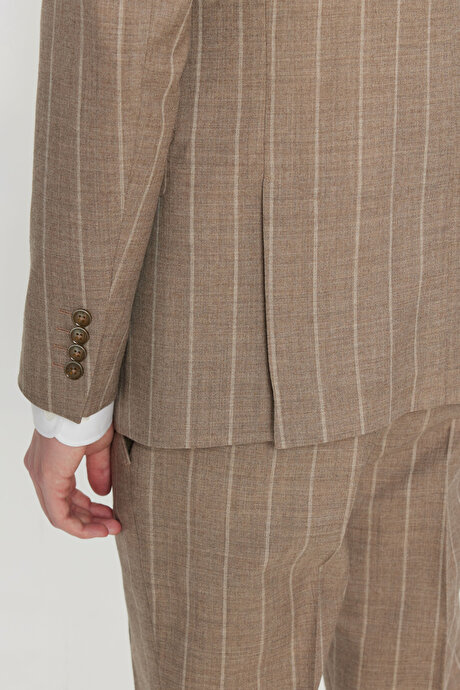 %100 Yün Slim Fit Dar Kesim Kırlangıç Yaka Kapak Cepli Çizgili Bej Takım Elbise resmi