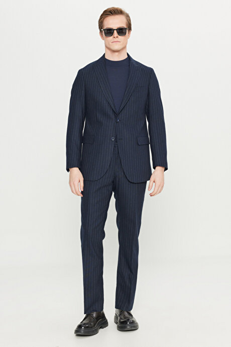 %100 Yün Slim Fit Dar Kesim Kırlangıç Yaka Kapak Cepli Çizgili Lacivert Takım Elbise resmi