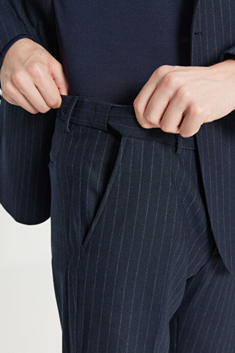 %100 Yün Slim Fit Dar Kesim Kırlangıç Yaka Kapak Cepli Çizgili Lacivert Takım Elbise resmi