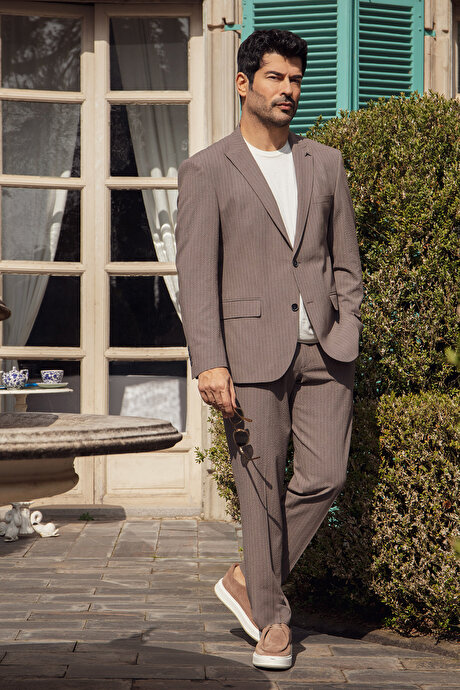 Slim Fit Dar Kesim Kırlangıç Yaka Kapak Cepli Çizgili Esnek Kahverengi Takım Elbise resmi