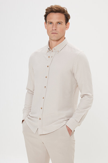 Pamuklu Slim Fit Dar Kesim Düğmeli Yaka Gofre Desenli Bej Gömlek resmi