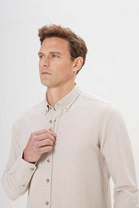 Pamuklu Slim Fit Dar Kesim Düğmeli Yaka Gofre Desenli Bej Gömlek resmi