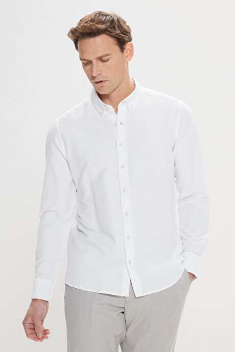 Pamuklu Slim Fit Dar Kesim Düğmeli Yaka Gofre Desenli Beyaz Gömlek resmi