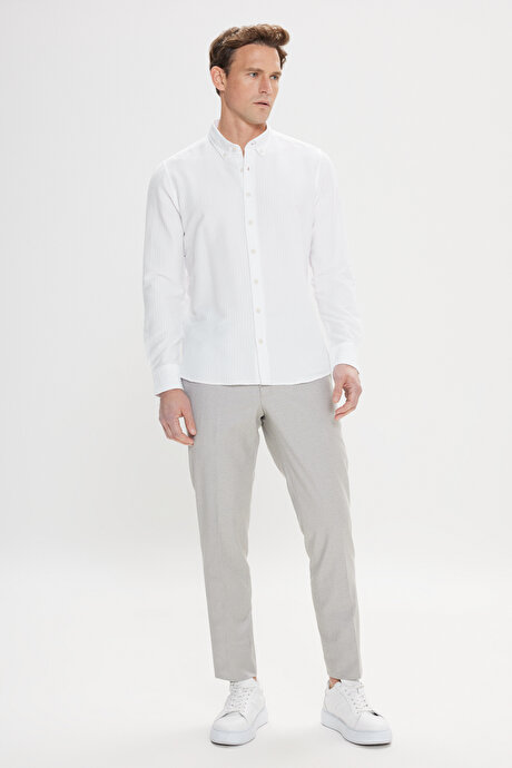 Pamuklu Slim Fit Dar Kesim Düğmeli Yaka Gofre Desenli Beyaz Gömlek resmi