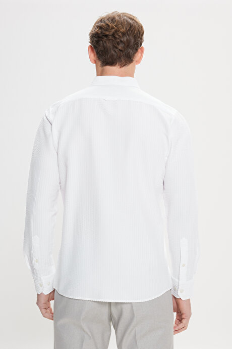 Pamuklu Slim Fit Dar Kesim Düğmeli Yaka Gofre Desenli Beyaz Gömlek resmi