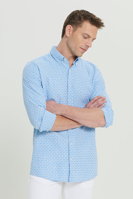 %100 Pamuk Slim Fit Dar Kesim Düğmeli Yaka Armürlü Açık Mavi Gömlek resmi