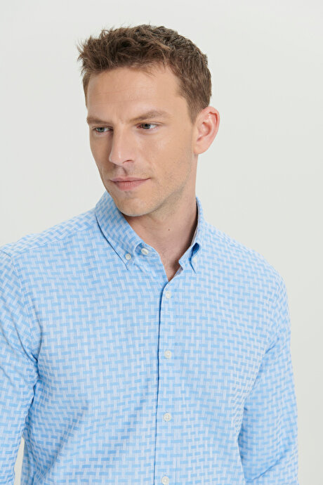 %100 Pamuk Slim Fit Dar Kesim Düğmeli Yaka Armürlü Açık Mavi Gömlek resmi