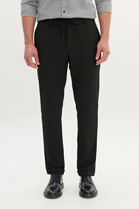 Slim Fit Dar Kesim Gofre Desenli Esnek Beli Bağlamalı Siyah Pantolon resmi