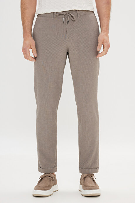 Slim Fit Dar Kesim Gofre Desenli Esnek Beli Bağlamalı Vizon Pantolon resmi