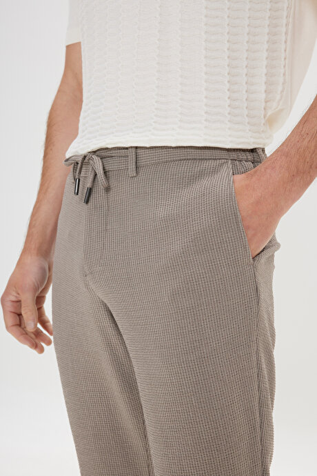 Slim Fit Dar Kesim Gofre Desenli Esnek Beli Bağlamalı Vizon Pantolon resmi