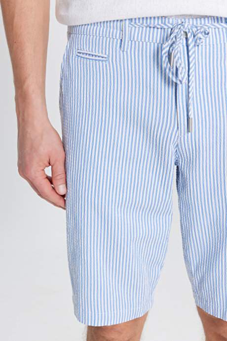 Slim Fit Dar Kesim Yan Cepli Gofre Desenli Beyaz-Mavi Şort resmi
