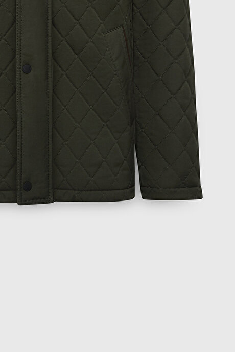 Standart Fit Normal Kesim Dik Yaka Kapitone Desenli Çıtçıtlı Yan Cepli Haki Mont resmi