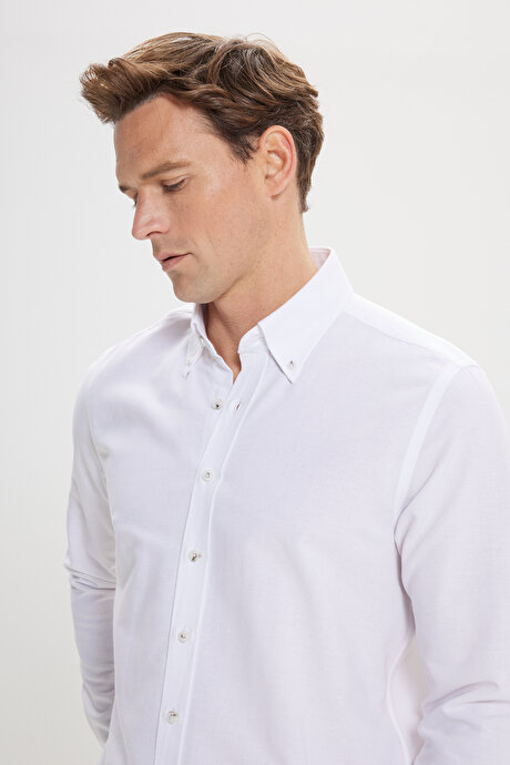 Slim Fit Dar Kesim Düğmeli Yaka Pamuklu Oxford Beyaz Gömlek resmi