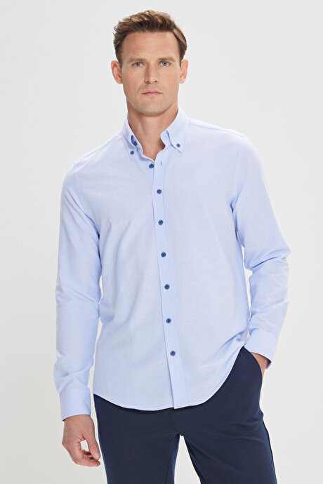 Slim Fit Dar Kesim Düğmeli Yaka Pamuklu Oxford Açık Mavi Gömlek resmi