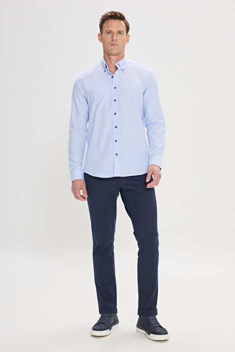 Slim Fit Dar Kesim Düğmeli Yaka Pamuklu Oxford Açık Mavi Gömlek resmi