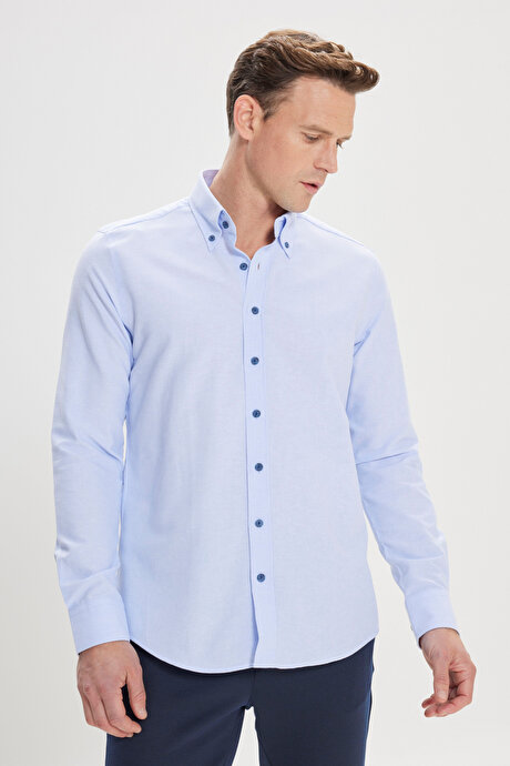 Slim Fit Dar Kesim Düğmeli Yaka Pamuklu Oxford Açık Mavi Gömlek resmi