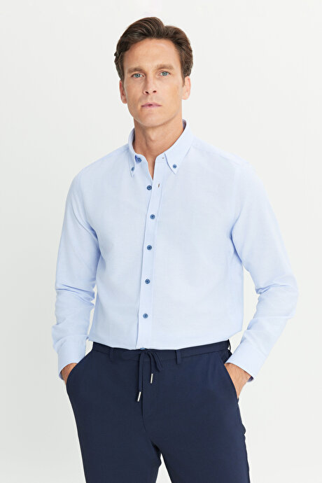 Slim Fit Dar Kesim Düğmeli Yaka Pamuklu Açık Mavi Gömlek resmi