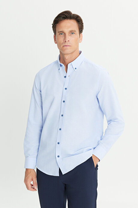 Slim Fit Dar Kesim Düğmeli Yaka Pamuklu Açık Mavi Gömlek resmi