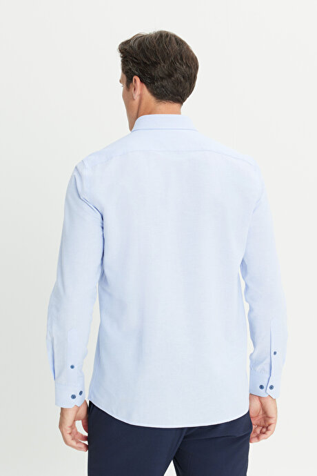 Slim Fit Dar Kesim Düğmeli Yaka Pamuklu Açık Mavi Gömlek resmi