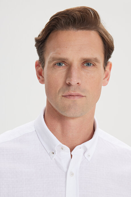 Slim Fit Dar Kesim %100 Pamuk Düğmeli Yaka Armürlü Beyaz Gömlek resmi