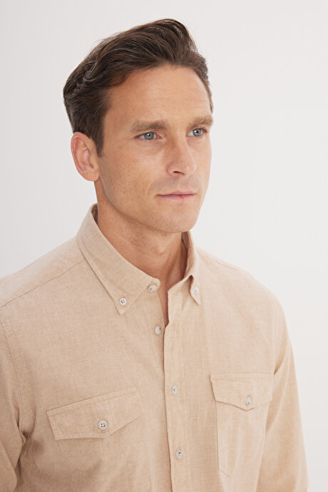 Slim Fit Dar Kesim Düğmeli Yaka %100 Pamuk Bej Gömlek resmi