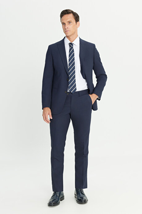 Su Geçirmez Ekstra Slim Fit Kırlangıç Yaka Yünlü Nano Lacivert Takım Elbise resmi