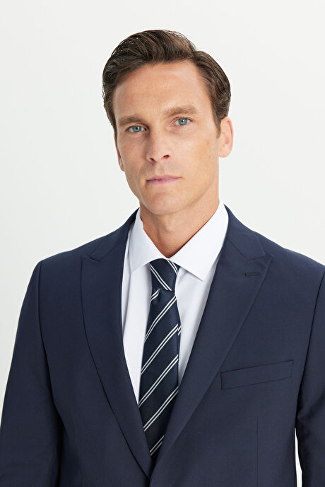 Su Geçirmez Ekstra Slim Fit Kırlangıç Yaka Yünlü Nano Lacivert Takım Elbise resmi