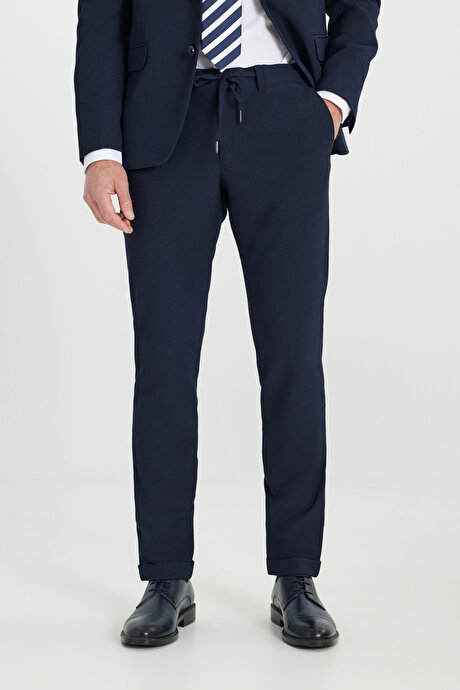 Slim Fit Dar Kesim Kırlangıç Yaka Beli Bağlamalı Gofre Desenli Lacivert Takım Elbise resmi